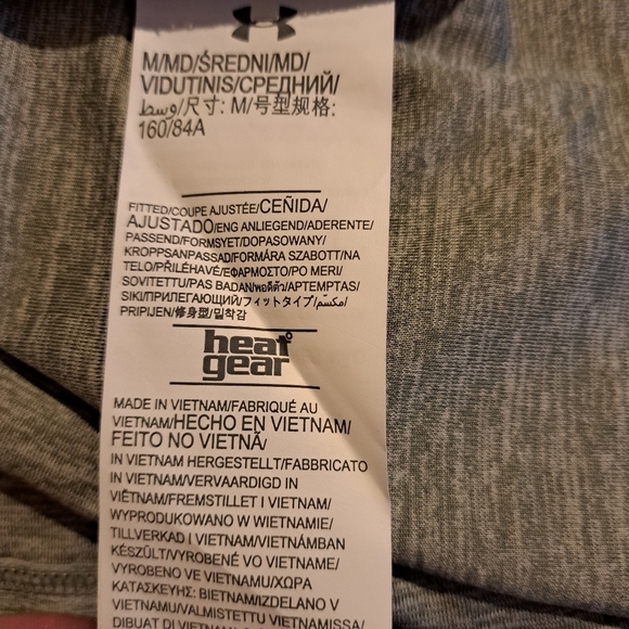 Under Armour women's medium, gray fitted top, has advertising on sleeve - Picture 6 of 6